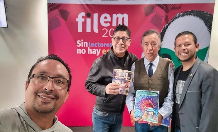 Abel Pérez Rojas y Francisco Javier Estrada con escritores asistentes a la presentación.