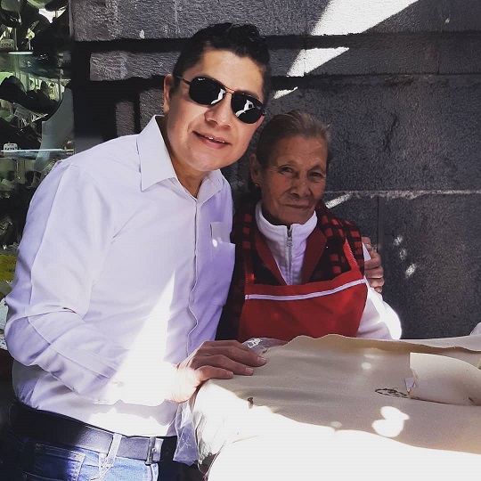 Abel Pérez Rojas, director de Sabersinfin.com, y la señora María Juaquina. Agosto 2018