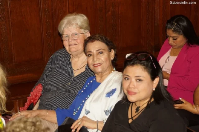 Julia Lohan Sarahi Jarquin y Marian Godinez Julia Lohan (Chile/Alemania), Sarahí Jarquín (México) y Marian Godínez (Guatemala) en el V Encuentro Internacional de Poesía Sabersinfin.
