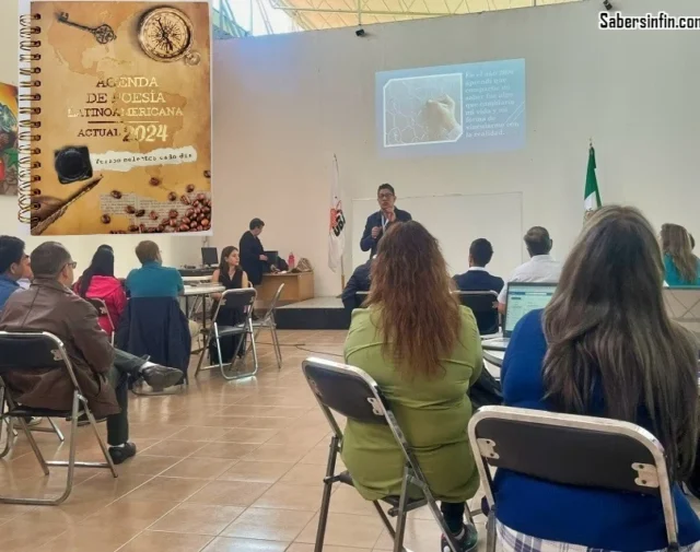 Abel Perez Rojas presentando Agenda de Poesia 2024 portada
