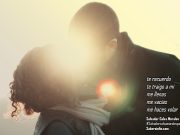 Extrañeza de extrañarte te recuerdo / te traigo a mí / me llenas / me vacías / me haces volar