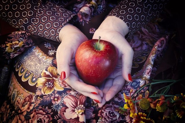 manzana en manos femeninas