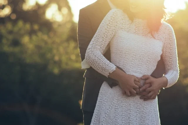 pareja abrazados amarre poema