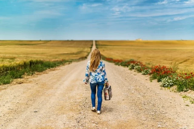 partida mujer con maleta regresaras poema