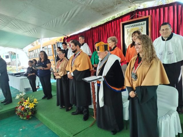 salvador calva morales en graduacion uma octubre 2023