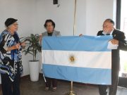 Recibe Sabersinfin abanderamiento con enseña patria de Argentina