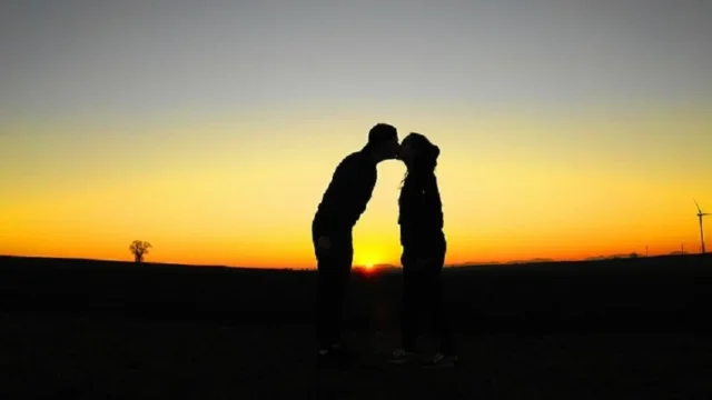 enamorados beso amanecer amor