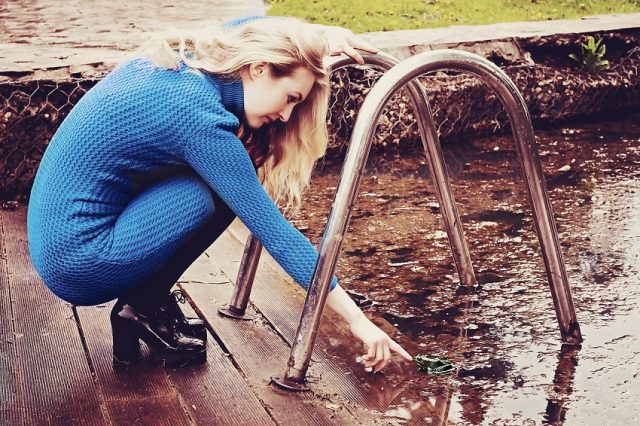 mujer de barro poema poesia amor rubia