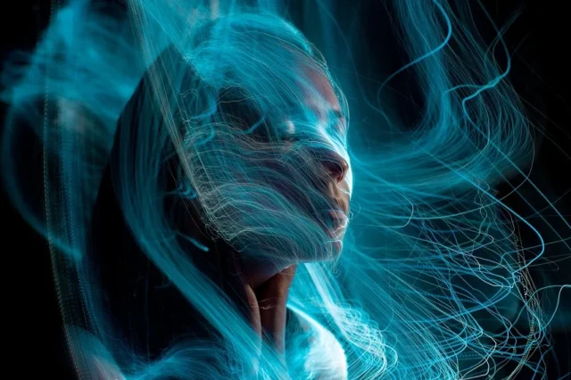mujer juego de luces silueta cara