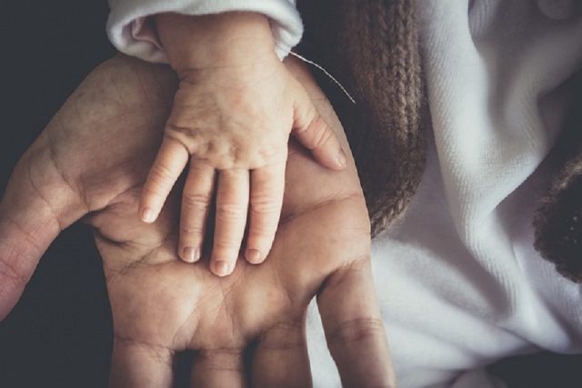 paternidad mano adulta y de niño