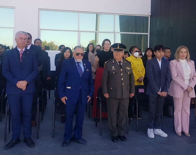 salvador calva morales en ceremonia militar