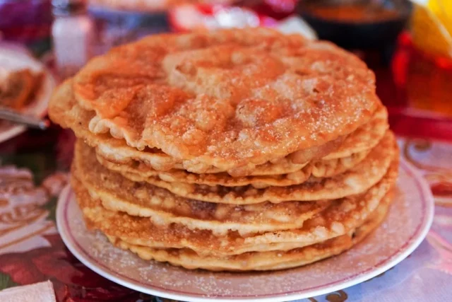 buñuelos azucarados servidos en un plato