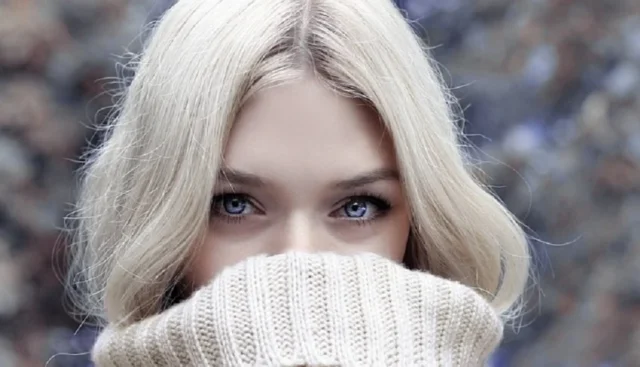 mirada mujer rubia ojos azules