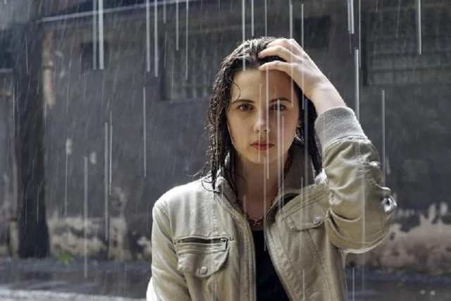 mujer lluvia tarde ciudad