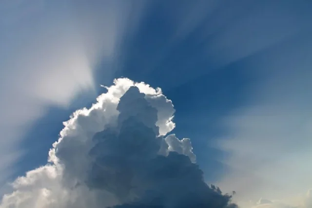 rayo de luz cielo nubes