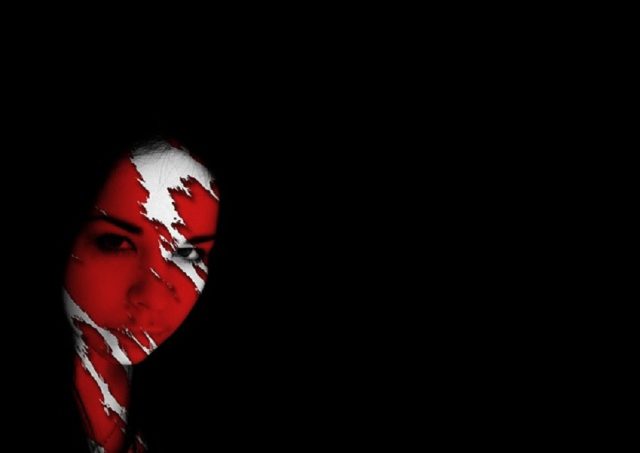 rostro mujer fondo negro cara con rojo