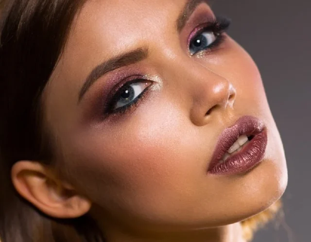 rostro ojos azules labios carnosos bella cara