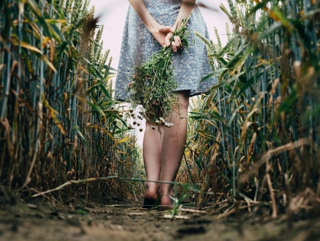 descalza vegetacion oficiante mujer