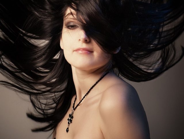 mujer con cabello negro suelto