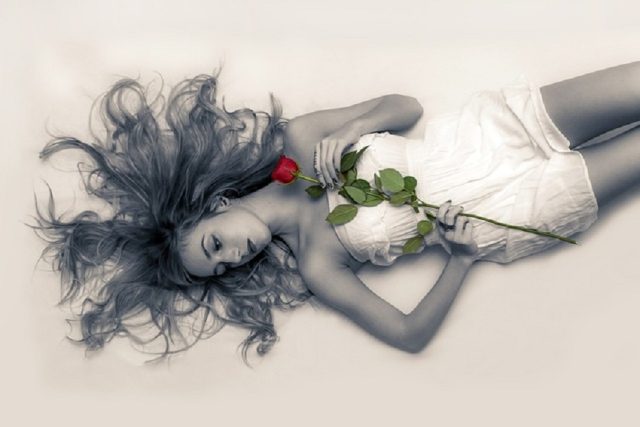 mujer modelo rosa blanco acostada