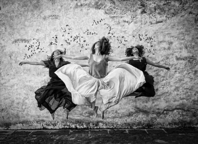 mujeres saltando foto blanco y negro
