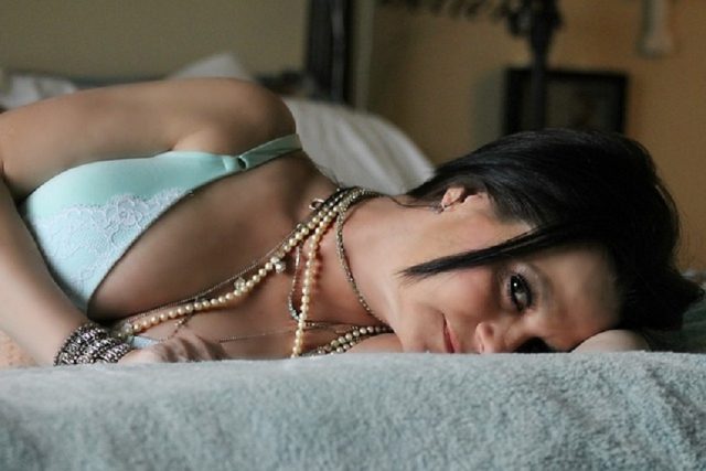 sensual acostada bella mujer