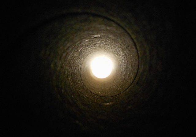 tunel luz al fondo oscuridad
