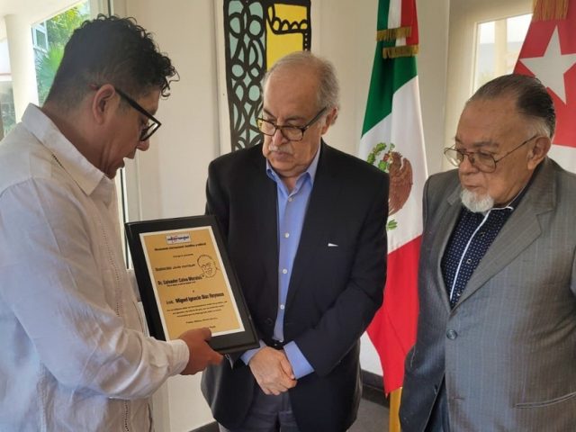 Entrega de distinción a Miguel Ignacio Díaz Reynoso Abel Pérez Rojas