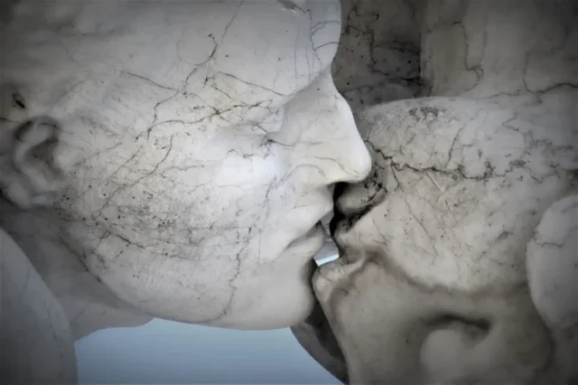 beso esculturas de mármol