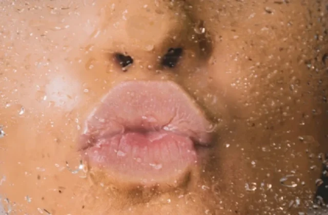 beso mujer cristal