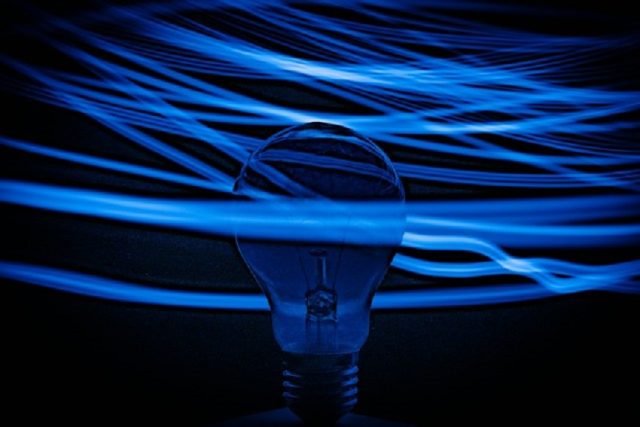 foco azul entre cables con fondo negro