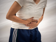 Estrógenos y progesterona explicarían mayores trastornos intestinales en mujeres