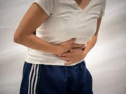 Estrógenos y progesterona explicarían mayores trastornos intestinales en mujeres
