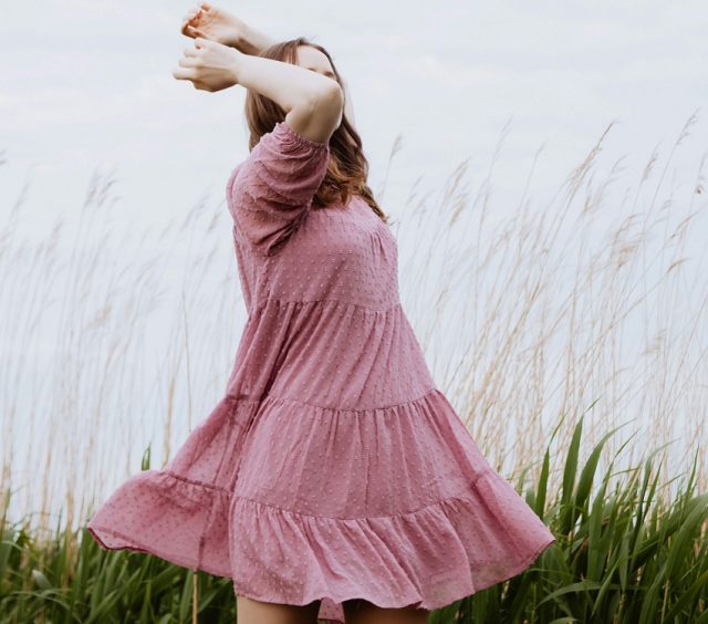 mujer bailando vestido rosa
