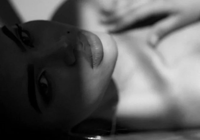 mujer blanco y negro sabanas