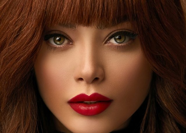 ojos verdes piel morena cabello rojizo