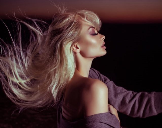 rubia cabello suelto