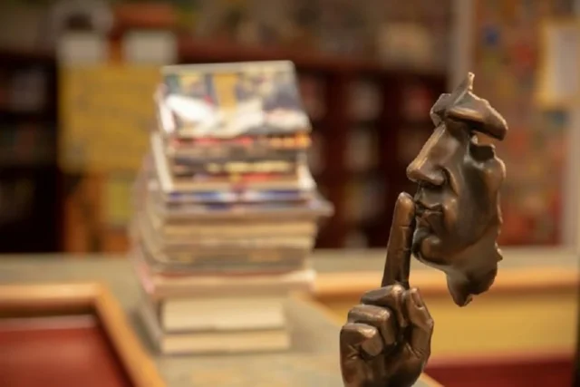 silencio escultura libros biblioteca