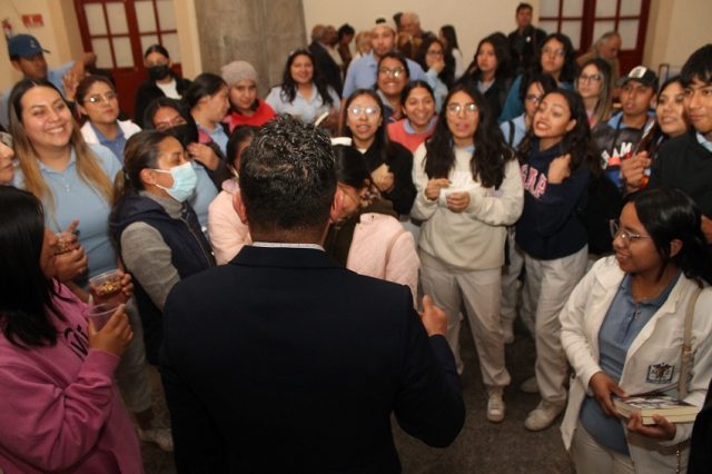 Abel Perez Rojas con grupo de estudiantes de la UMA