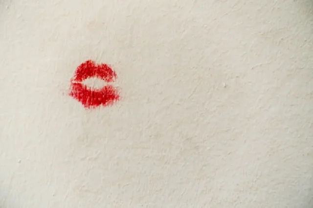 beso en pared blanca