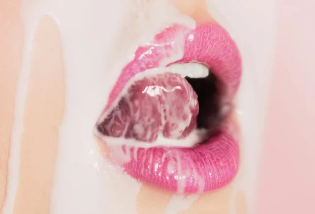 labios sensuales con leche