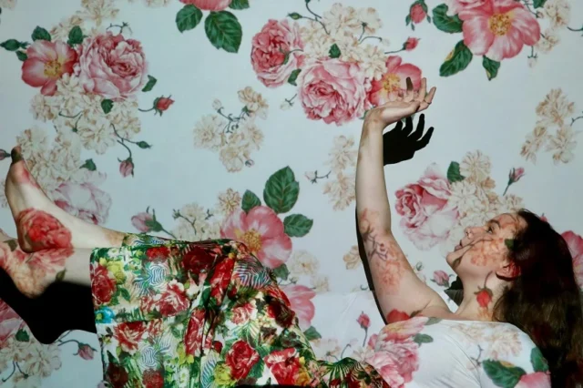 mujer acostada flores