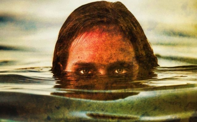 mujer u hombre a ras de agua