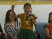 Niña declama poema a Benito Juárez, escrito por Abel Pérez Rojas, y conmueve a diputados