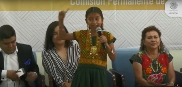 niña declama poema de Abel Perez Rojas