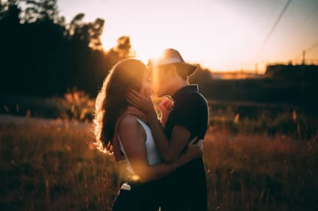 pareja campo atardecer