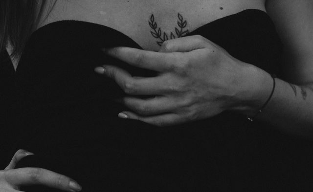 vestido negro con tatuaje