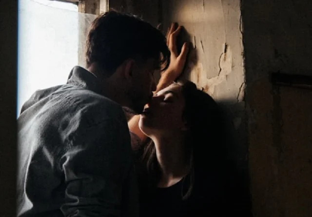 beso a media luz hombre mujer