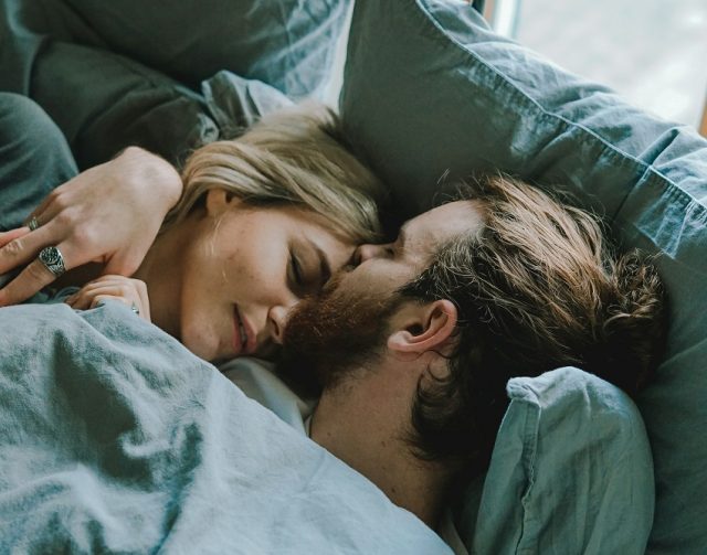 beso en la cama