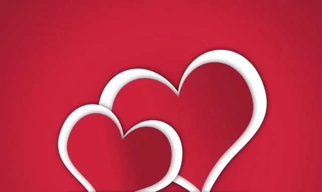 dos corazones en fondo rojo